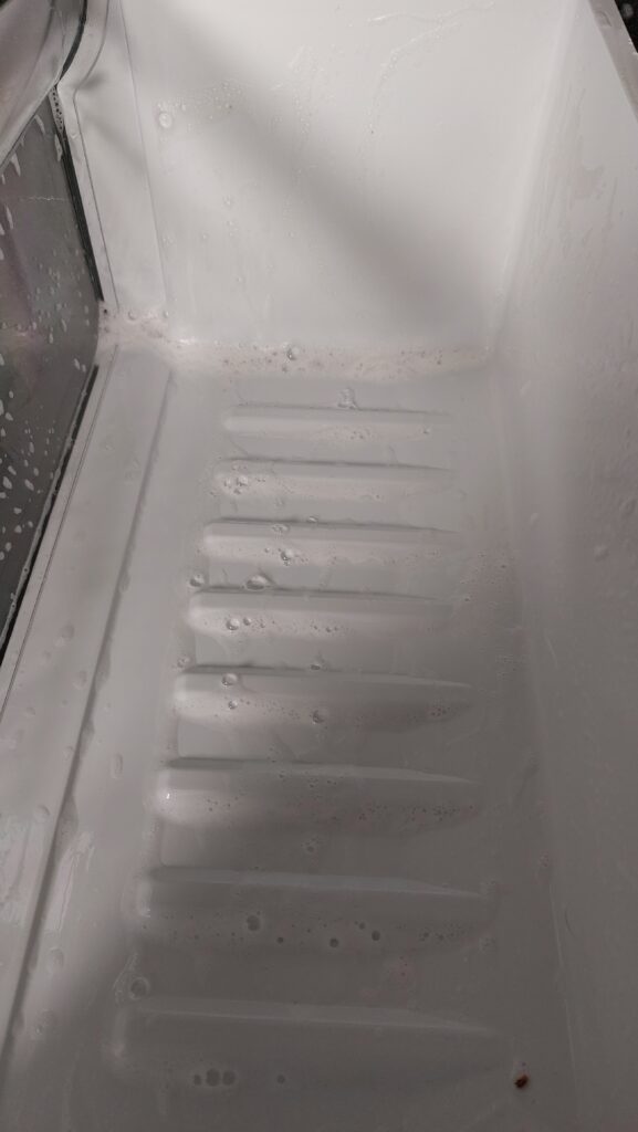Firma sprzątająca biura w Poznaniu mycie lodówki w biurze